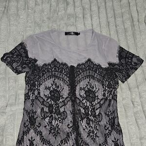 BKE Graphic Fitted Short Sleeve Blouse in Grey and Black
